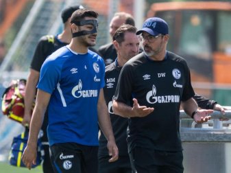 Fällt wohl länger für den FC Schalke 04 aus als gedacht: Ozan Kabak (l) kommt mit Trainer David Wagner zum Training. Foto: Bernd Thissen Fällt wohl länger für den FC Schalke 04 aus als gedacht: Ozan Kabak (l) kommt mit Trainer David Wagner zum Training. Foto: Bernd Thissen