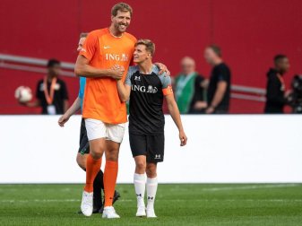 Dirk Nowitzki (l) und Mick Schumacher klatschen sich während der Partie ab. Foto: Marius Becker Dirk Nowitzki (l) und Mick Schumacher klatschen sich während der Partie ab. Foto: Marius Becker