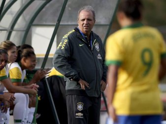 Wurde nach der Frauenfußball-WM beurlaubt: Nationaltrainer Oswaldo Alvarez. Foto: Steven Governo/EPA Wurde nach der Frauenfußball-WM beurlaubt: Nationaltrainer Oswaldo Alvarez. Foto: Steven Governo/EPA