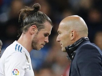 Drängt auf einen Abgang von Gareth Bale (l): Real Madrids Trainer Zinedine Zidane. Foto: Paul White/AP Drängt auf einen Abgang von Gareth Bale (l): Real Madrids Trainer Zinedine Zidane. Foto: Paul White/AP
