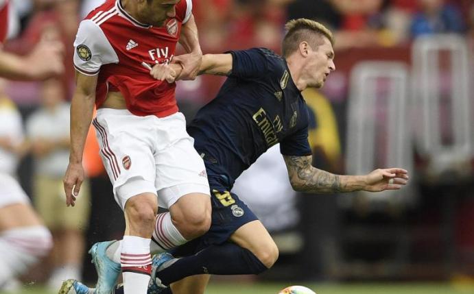 Real-Spieler Toni Kroos (r) wird von Arsenals Sokratis gefoult. Foto: Nick Wass/AP
