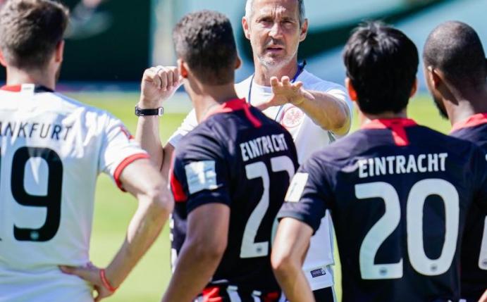 Für Trainer Adi Hütter ist auch der FC Flora kein Selbstläufer: «Das wird kein Spaziergang werden.» Foto: Uwe Anspach