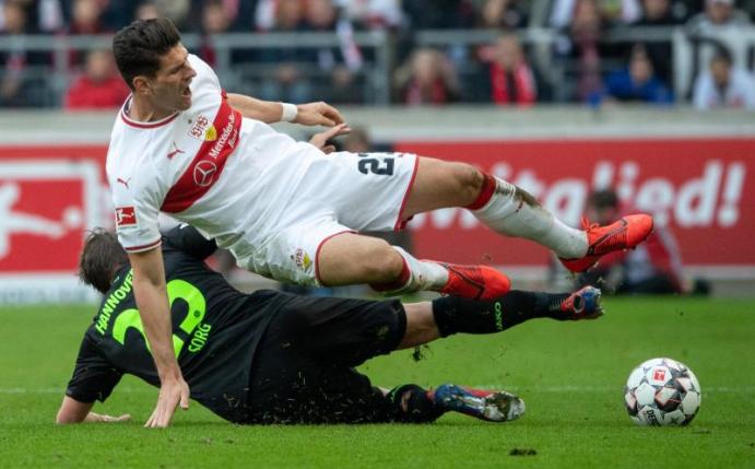 Die 2. Liga startet mit dem Duell der beiden Absteiger: VfB Stuttgart gegen Hannover 96. Foto: Sebastian Gollnow