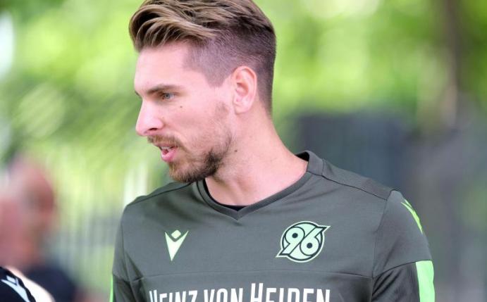 Trifft zum Zweitliga-Auftakt gleich auf seine Stuttgarter Ex-Kollegen: Hannover-Keeper Ron-Robert Zieler. Foto: Peter Steffen