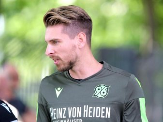 Trifft zum Zweitliga-Auftakt gleich auf seine Stuttgarter Ex-Kollegen: Hannover-Keeper Ron-Robert Zieler. Foto: Peter Steffen Trifft zum Zweitliga-Auftakt gleich auf seine Stuttgarter Ex-Kollegen: Hannover-Keeper Ron-Robert Zieler. Foto: Peter Steffen