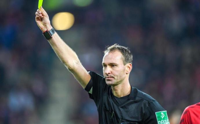 Hat die Gelbe Karte bald auch für Trainer und Betreuer Folgen? Foto: Patrick Seeger