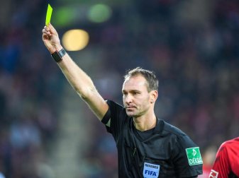 Hat die Gelbe Karte bald auch für Trainer und Betreuer Folgen? Foto: Patrick Seeger Hat die Gelbe Karte bald auch für Trainer und Betreuer Folgen? Foto: Patrick Seeger