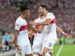 Stuttgartss Daniel Didavi (l) jubelt nach dem Tor zum 2:0 mit der Mannschaft. Foto: Daniel Maurer