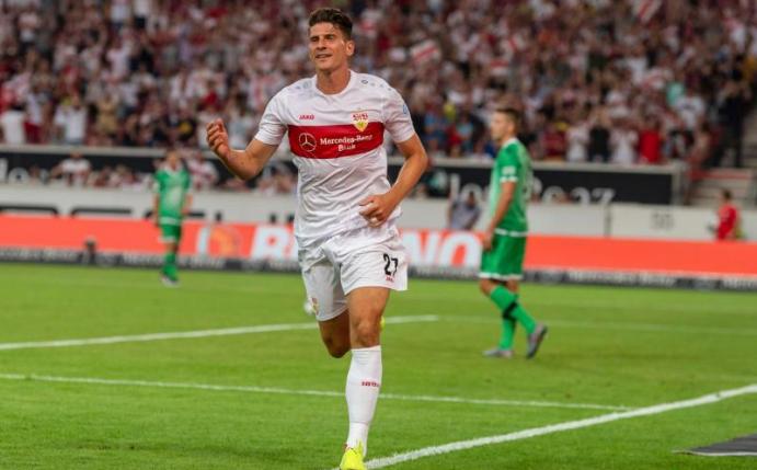 Ex-Nationalspieler Mario Gomez feiert sein Tor zum 1:0 gegen Hannover. Foto: Daniel Maurer