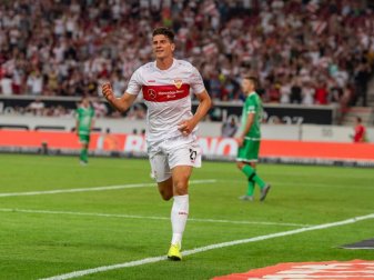 Ex-Nationalspieler Mario Gomez feiert sein Tor zum 1:0 gegen Hannover. Foto: Daniel Maurer Ex-Nationalspieler Mario Gomez feiert sein Tor zum 1:0 gegen Hannover. Foto: Daniel Maurer