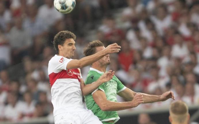 Marcin Kaminski (l) wird dem VfB Stuttgart lange fehlen. Foto: Daniel Maurer