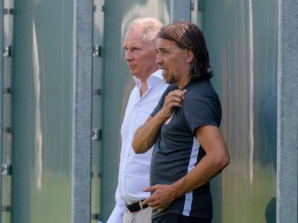 Haben drei wechselwillige Profis in ihren Reihen: FCA-Manager Stefan Reuter (l) und Trainer Martin Schmidt. Foto: Matthias Balk Haben drei wechselwillige Profis in ihren Reihen: FCA-Manager Stefan Reuter (l) und Trainer Martin Schmidt. Foto: Matthias Balk