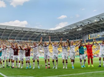 Nürnbergs Spieler jubeln nach dem gelungenen Auftakt in Dresden. Foto: Robert Michael Nürnbergs Spieler jubeln nach dem gelungenen Auftakt in Dresden. Foto: Robert Michael