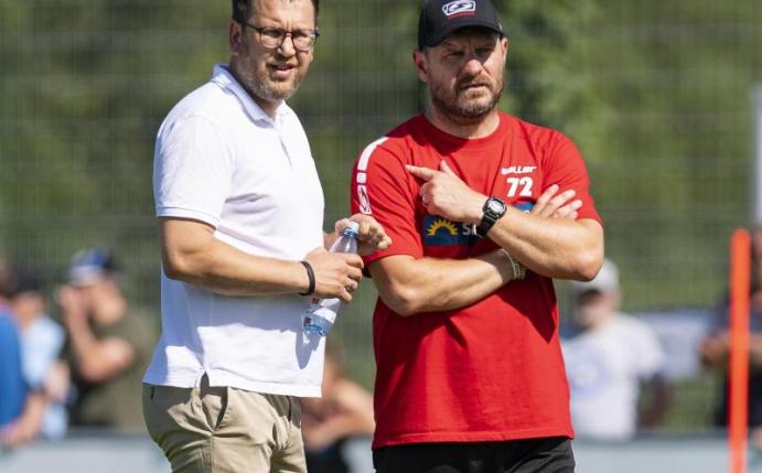 Paderborns Cheftrainer Steffen Baumgart (r) sah ein gutes Spiel seiner Mannschaft gegen Bilbao. Foto: Guido Kirchner