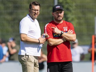 Paderborns Cheftrainer Steffen Baumgart (r) sah ein gutes Spiel seiner Mannschaft gegen Bilbao. Foto: Guido Kirchner Paderborns Cheftrainer Steffen Baumgart (r) sah ein gutes Spiel seiner Mannschaft gegen Bilbao. Foto: Guido Kirchner