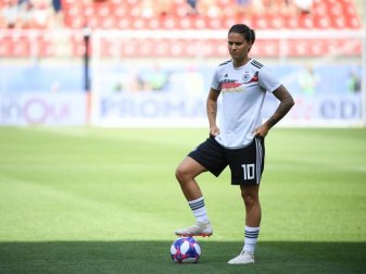 Zum dritten Mal Fußballerin des Jahres: Nationalspielerin Dzsenifer Marozsán. Foto: Sebastian Gollnow Zum dritten Mal Fußballerin des Jahres: Nationalspielerin Dzsenifer Marozsán. Foto: Sebastian Gollnow