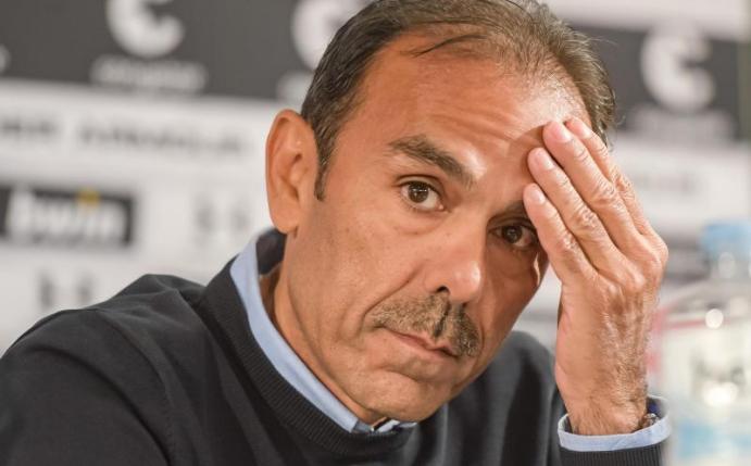 Schaut dem Saisonstart mit Personalsorgen entgegen: Pauli-Coach Jos Luhukay. Foto: Axel Heimken