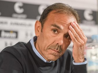 Schaut dem Saisonstart mit Personalsorgen entgegen: Pauli-Coach Jos Luhukay. Foto: Axel Heimken Schaut dem Saisonstart mit Personalsorgen entgegen: Pauli-Coach Jos Luhukay. Foto: Axel Heimken