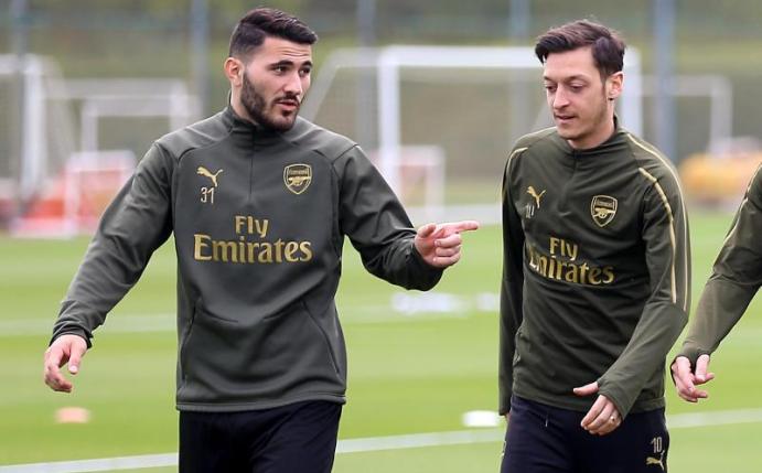 Sead Kolasinac (l) und Mesut Özil standen nicht im Arsenal-Aufgebot im Vorbereitungsspiel gegen Lyon. Foto: Nigel French/PA Wire