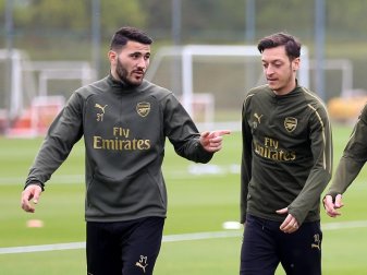 Sead Kolasinac (l) und Mesut Özil standen nicht im Arsenal-Aufgebot im Vorbereitungsspiel gegen Lyon. Foto: Nigel French/PA Wire Sead Kolasinac (l) und Mesut Özil standen nicht im Arsenal-Aufgebot im Vorbereitungsspiel gegen Lyon. Foto: Nigel French/PA Wire