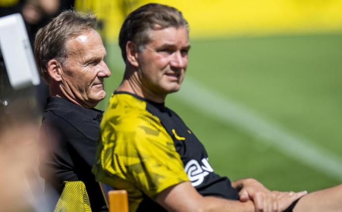 BVB-Geschäftsführer Hans-Joachim Watzke (l) und Sportdirektor Michael Zorc beobachten das Training. Foto: David Inderlied