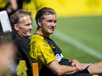 BVB-Geschäftsführer Hans-Joachim Watzke (l) und Sportdirektor Michael Zorc beobachten das Training. Foto: David Inderlied BVB-Geschäftsführer Hans-Joachim Watzke (l) und Sportdirektor Michael Zorc beobachten das Training. Foto: David Inderlied