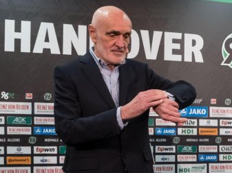 Hannover 96 und Martin Kind haben den Antrag auf eine 50+1-Ausnahmegenehmigung zurückgezogen. Foto: Peter Steffen Hannover 96 und Martin Kind haben den Antrag auf eine 50+1-Ausnahmegenehmigung zurückgezogen. Foto: Peter Steffen