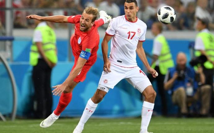 Kölns Neuzugang Ellyes Skhiri (r) im Zweikampf mit Englands Harry Kane um den Ball. Foto: Andreas Gebert