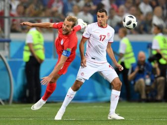 Kölns Neuzugang Ellyes Skhiri (r) im Zweikampf mit Englands Harry Kane um den Ball. Foto: Andreas Gebert Kölns Neuzugang Ellyes Skhiri (r) im Zweikampf mit Englands Harry Kane um den Ball. Foto: Andreas Gebert