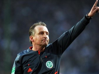 Der ehemalige Schiedsrichter und jetzige DFB-Lehrwart, Lutz Wagner, hat die Gelbe-Karten-Regel für Trainer verteidigt. Foto: M. Brandt Der ehemalige Schiedsrichter und jetzige DFB-Lehrwart, Lutz Wagner, hat die Gelbe-Karten-Regel für Trainer verteidigt. Foto: M. Brandt