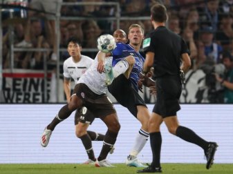Bielefelds Fabian Klos (M) im Zweikampf mit St. Paulis Christopher Avevor (l). Foto: Friso Gentsch Bielefelds Fabian Klos (M) im Zweikampf mit St. Paulis Christopher Avevor (l). Foto: Friso Gentsch
