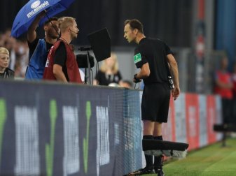 Schiedsrichter Bastian Dankert schaut sich eine strittige Szene auf dem Videomonitor an, Foto: Friso Gentsch Schiedsrichter Bastian Dankert schaut sich eine strittige Szene auf dem Videomonitor an, Foto: Friso Gentsch