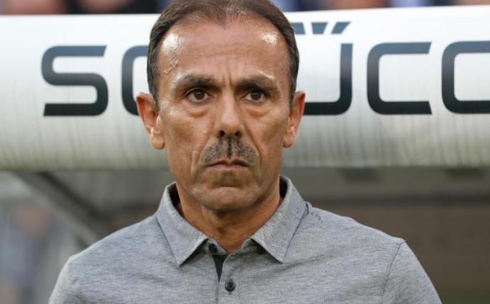 Weiß sich der Unterstützung der Club-Bosse sicher: St. Paulis-Trainer Jos Luhukay. Foto: Friso Gentsch