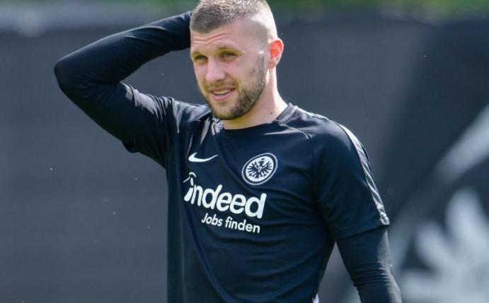 Hat anhaltende Rückenprobleme: Ante Rebic. Foto: Uwe Anspach