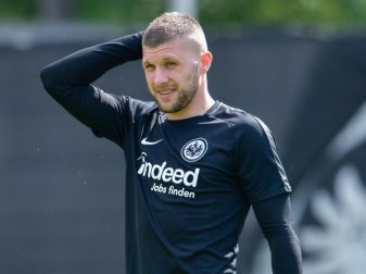 Hat anhaltende Rückenprobleme: Ante Rebic. Foto: Uwe Anspach Hat anhaltende Rückenprobleme: Ante Rebic. Foto: Uwe Anspach