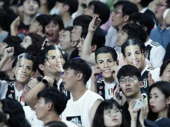 Cristiano Ronaldo ist in Südkorea überaus populär, hat die Fans aber verärgert, weil er bei einer Testpartie nicht spielte. Foto: Ahn Young-Joon/AP Cristiano Ronaldo ist in Südkorea überaus populär, hat die Fans aber verärgert, weil er bei einer Testpartie nicht spielte. Foto: Ahn Young-Joon/AP