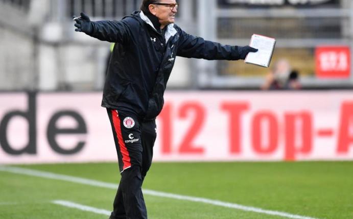 War als Trainer immer mit Zettel und Stift bewaffnet: Ewald Lienen gestikuliert wild. Foto: Uwe Anspach
