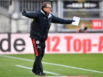 War als Trainer immer mit Zettel und Stift bewaffnet: Ewald Lienen gestikuliert wild. Foto: Uwe Anspach War als Trainer immer mit Zettel und Stift bewaffnet: Ewald Lienen gestikuliert wild. Foto: Uwe Anspach