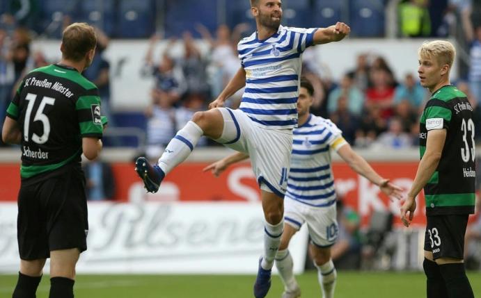 Tim Albutat (m.) brachte den MSV Duisburg in Führung