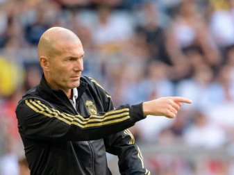 Plagt sich mit Personalsorgen und spielerischen Defiziten herum: Real-Trainer Zinedine Zidane. Foto: Matthias Balk Plagt sich mit Personalsorgen und spielerischen Defiziten herum: Real-Trainer Zinedine Zidane. Foto: Matthias Balk