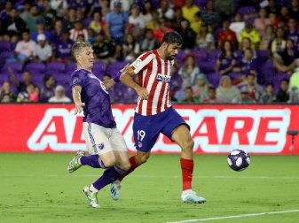 Bastian Schweinsteiger (l.) im Laufduell mit Diego Costa Bastian Schweinsteiger (l.) im Laufduell mit Diego Costa