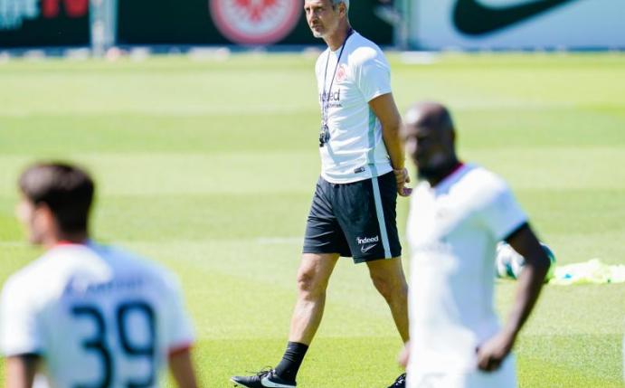 Frankfurts Trainer Adi Hütter muss mit seinem Team gegen Tallin antreten. Foto: Uwe Anspach