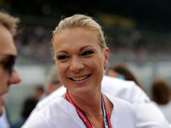 Maria Höfl-Riesch präsentiert die Supercup-Trophäe Maria Höfl-Riesch präsentiert die Supercup-Trophäe