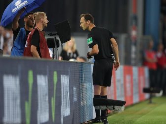 Schiedsrichter Bastian Dankert bedient sich des Videobeweises beim Spiel Bielefeld gegen St. Pauli. Foto: Friso Gentsch Schiedsrichter Bastian Dankert bedient sich des Videobeweises beim Spiel Bielefeld gegen St. Pauli. Foto: Friso Gentsch