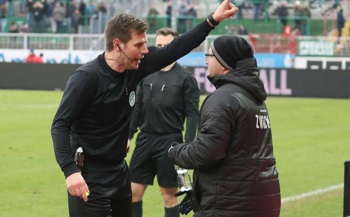 König (r.) erhält eine Sperre für das nächste Spiel
