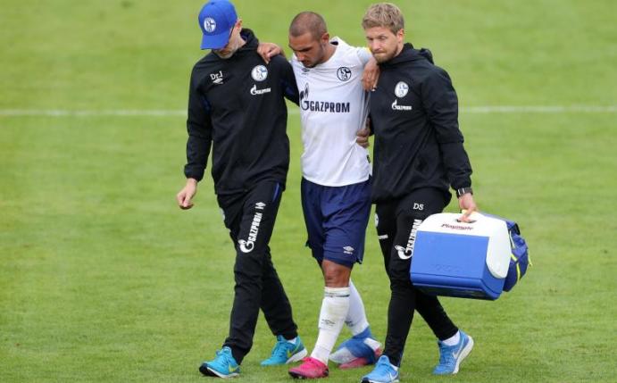 Schalke-Profi Ahmed Kutucu muss im Testspiel gegen Alanyaspor Schalkes verletzt den Platz verlassen. Foto: Tim Rehbein