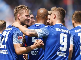 Die Spieler vom Karlsruher SC feiern das 1:0 gegen Dynamo Dresden. Foto: Uli Deck Die Spieler vom Karlsruher SC feiern das 1:0 gegen Dynamo Dresden. Foto: Uli Deck