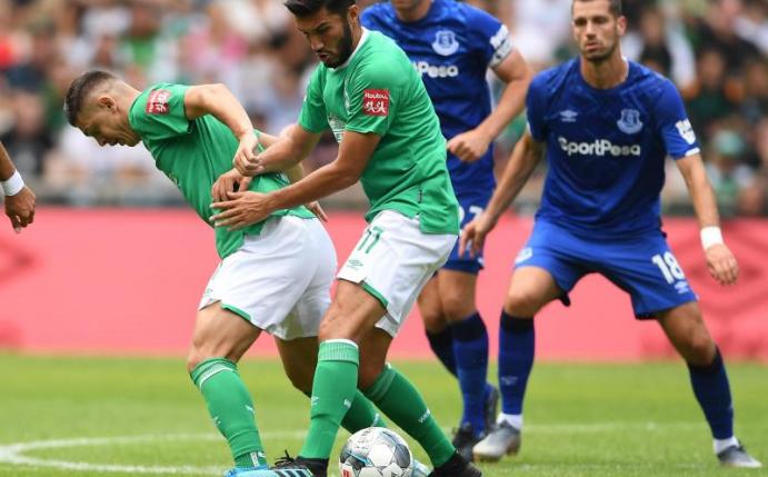 Werders Nuri Sahin und Milot Rashica (l) versuchen den Ball zu spielen. Foto: Carmen Jaspersen