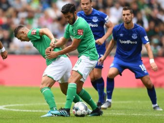 Werders Nuri Sahin und Milot Rashica (l) versuchen den Ball zu spielen. Foto: Carmen Jaspersen Werders Nuri Sahin und Milot Rashica (l) versuchen den Ball zu spielen. Foto: Carmen Jaspersen