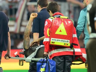 Hamburgs Christopher Avevor wird verletzt vom Rasen getragen. Foto: Daniel Bockwoldt Hamburgs Christopher Avevor wird verletzt vom Rasen getragen. Foto: Daniel Bockwoldt